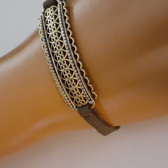 VTG 3/$18❤️ Leather Band Goldtone Bracelet - Picture 2 of 4